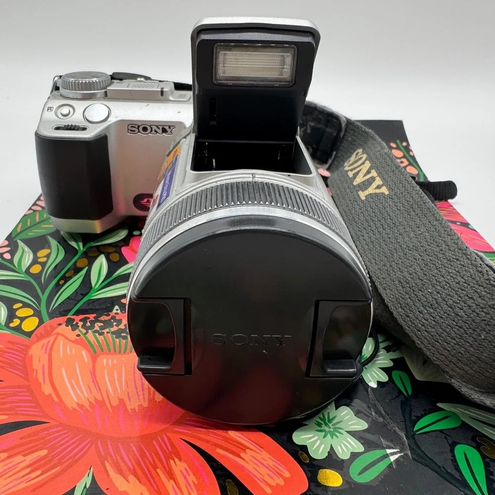 Sony Cyber-shot DSC-F717 Digital Camera Carl Zeiss Lens 512MB Stick Charger